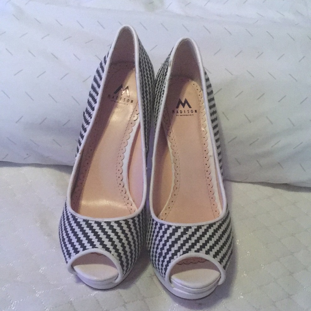 Black and white chevron open toed pumps